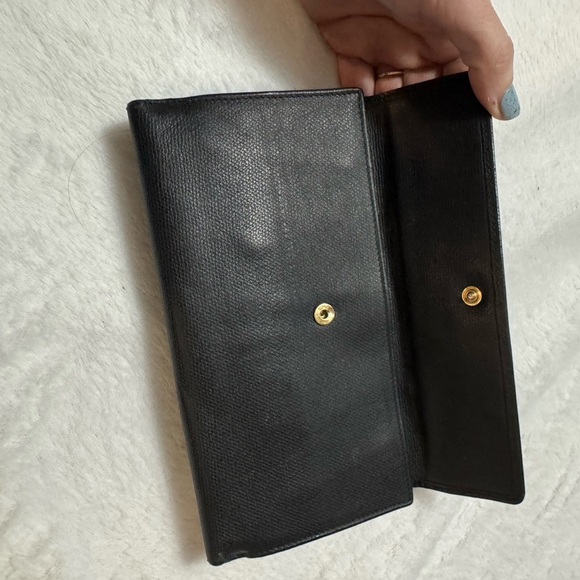 Chanel Wallet with Gold Logo - Picture 4 of 15